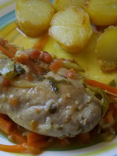 Una foto de Pollo con verduras al vino