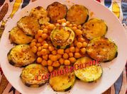 Una foto de ensalada de garbanzo y calabacín