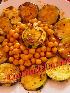 Una foto de Ensalada de garbanzos y calabacín con sobrasada y miel
