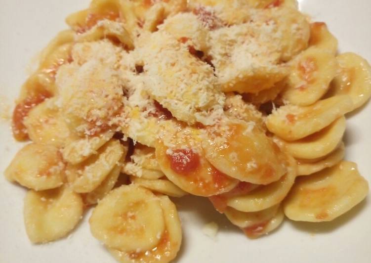 Fresh pasta with tomato and pecorino