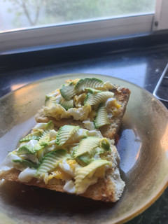 Una foto de Tostada de huevo 🥚 y aguacate 🥑