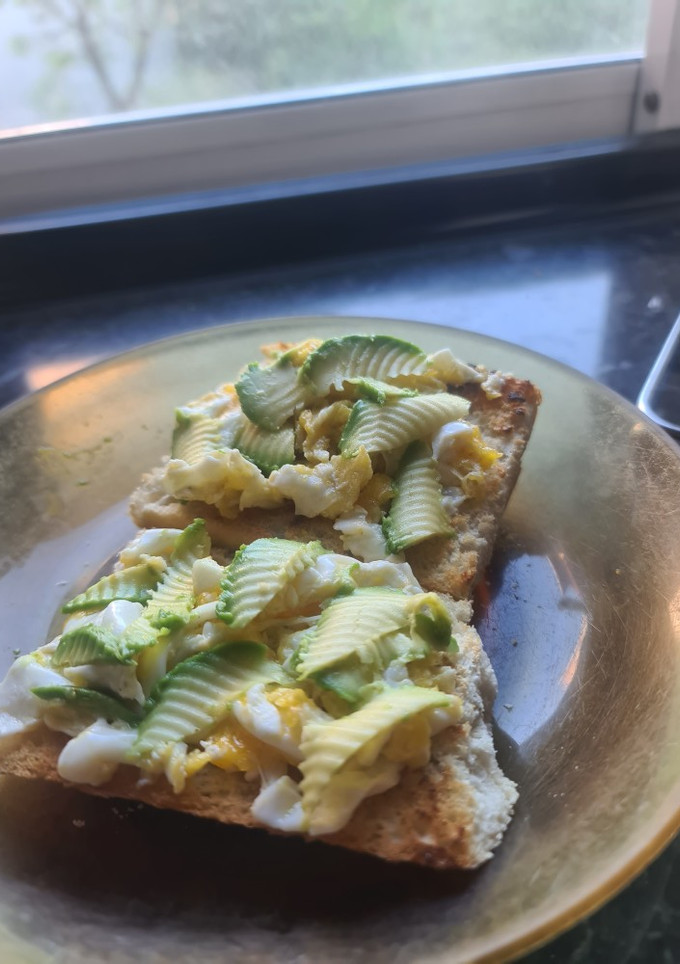 Una foto de Tostada de huevo 🥚 y aguacate 🥑
