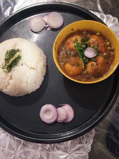 स्पाइसी एग करी विद ग्रीन पीज (Spicy egg curry with green peas recipe in Hindi) रेसिपी मुख्य फोटो
