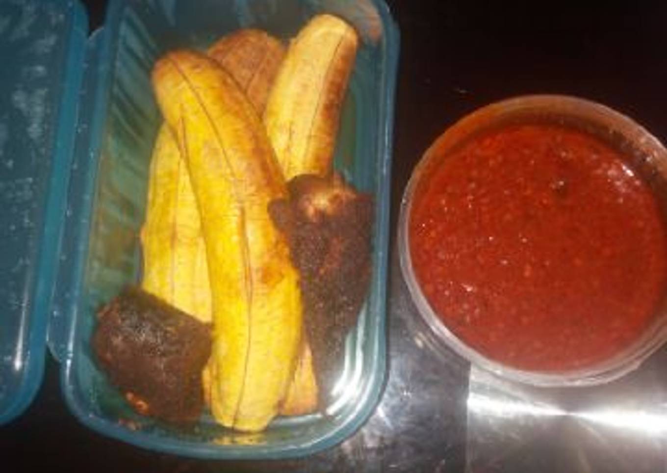Roasted plantain with fish and palmoil sauce