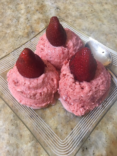 Una foto de Helado de frutillas a la crema 🍓🍓