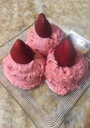 Una foto de Helado de frutillas a la crema 🍓🍓
