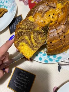 Una foto de Queque o bizcocho mármol de naranja, zanahoria y chocolate muy esponjoso 🍊🥕🍫