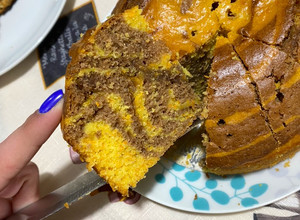 Una foto de Queque o bizcocho mármol de naranja, zanahoria y chocolate muy esponjoso 🍊🥕🍫