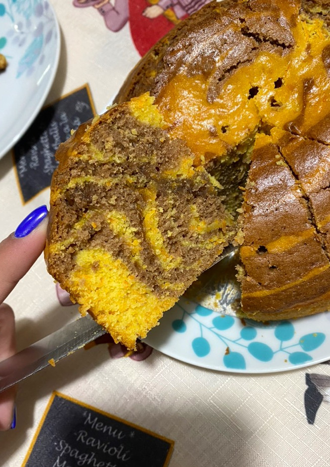 Una foto de Queque o bizcocho mármol de naranja, zanahoria y chocolate muy esponjoso 🍊🥕🍫