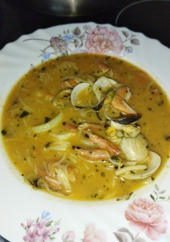 Una foto de Sopa de marisco con crema de bogavante