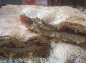 Una foto de Pastafrola con membrillo escondido (sin manteca)