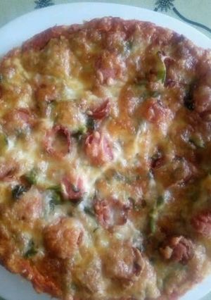 A picture of Chicken peri peri pizza with chillies.