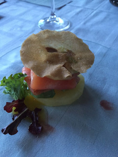 Una foto de Timbal de aguacate y salmón