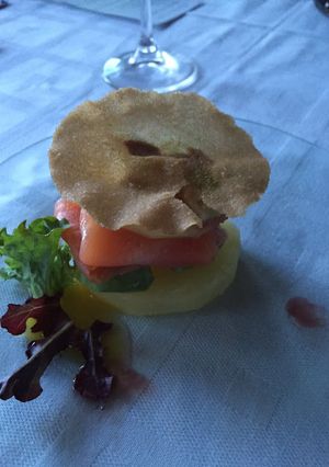 Una foto de Timbal de aguacate y salmón