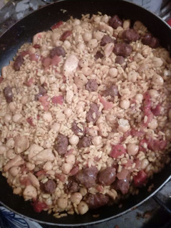 Una foto de Paella de pechuga y salchichas ternera