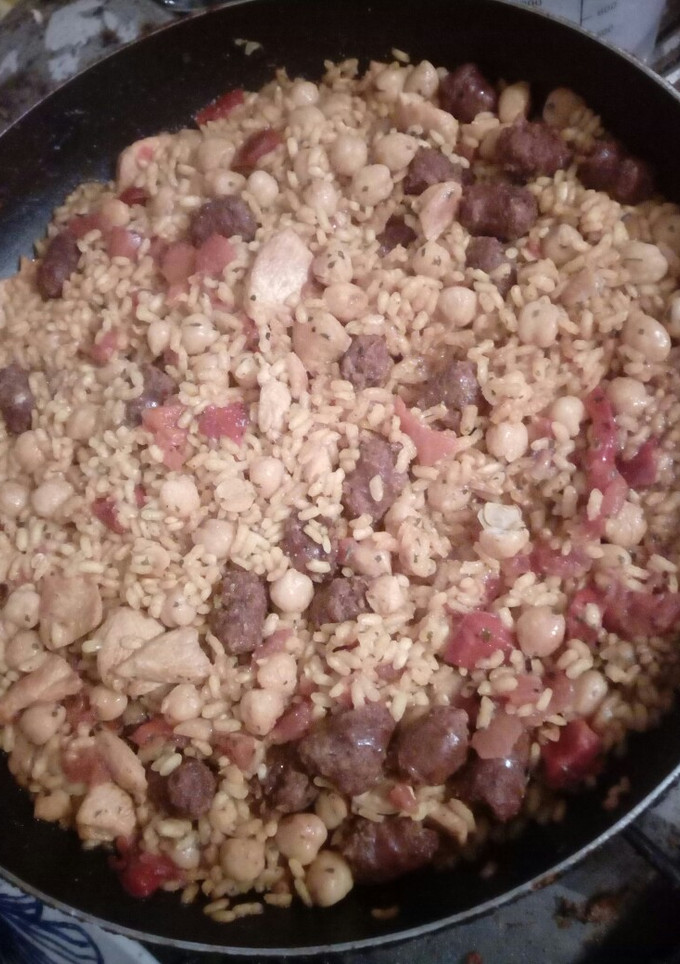 Una foto de Paella de pechuga y salchichas ternera