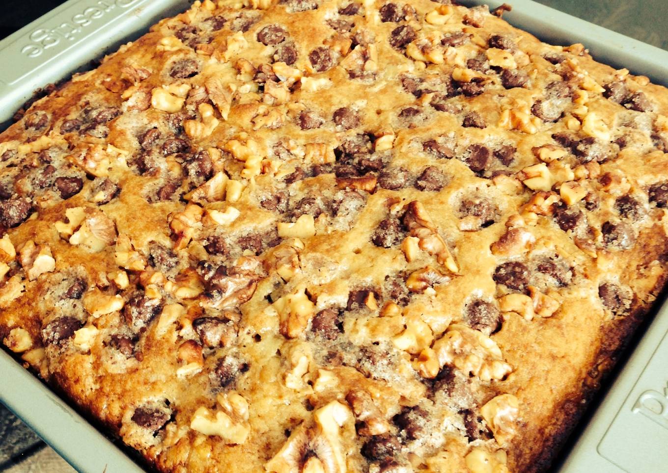 Banana cake with choc-walnut streusel