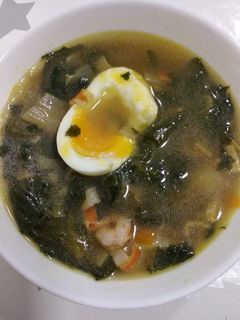 Una foto de Ramen de espinacas con marisco