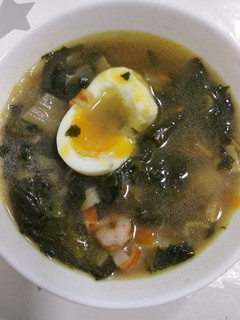 Una foto de Ramen de espinacas con marisco