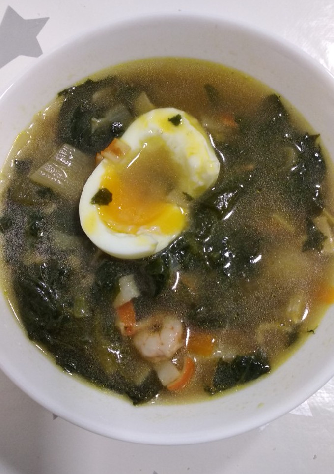 Una foto de Ramen de espinacas con marisco