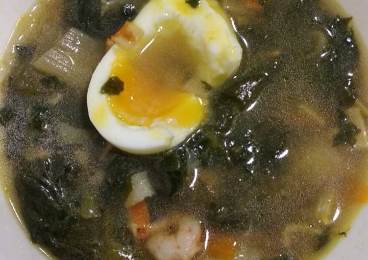Ramen de espinacas con marisco