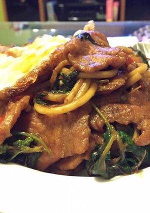 รูปของ สปาเก็ตตี้กระเพราหมูนุ่มไข่ดาว