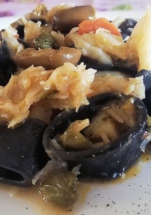 Foto di Calamarata al Nero di Seppie con Baccalà, Olive Verde, Pomodori e Capperi