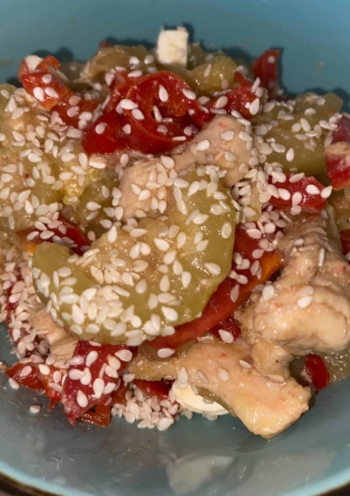 Гарячий салат з куркою і кабачком
