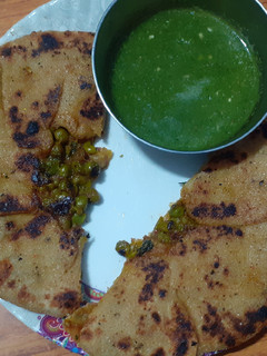 मटर हरे प्याज़ का पराठा (matar hare pyaz ka paratha recipe in Hindi) रेसिपी मुख्य फोटो