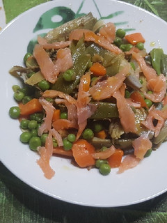Una foto de Menestra con salmón ahumado