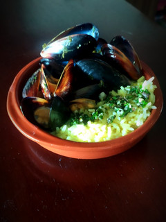 Una foto de Mejillones a la provenzal con arroz perfumado