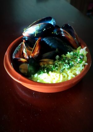 Una foto de Mejillones a la provenzal con arroz perfumado
