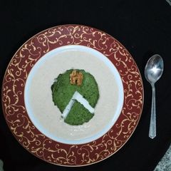 A picture of Baked spinach with walnut sauce.
