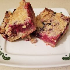 A picture of Berry Crumb Bars.