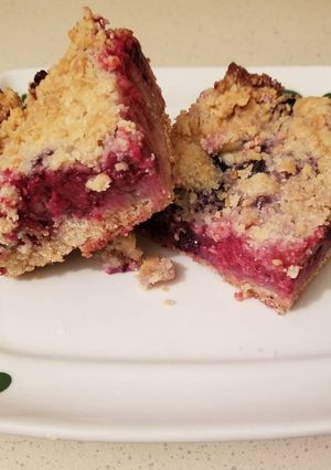 A picture of Berry Crumb Bars.