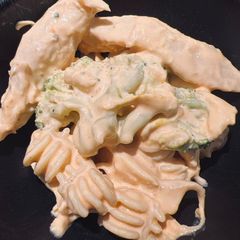 A picture of Buffalo Chicken Pasta Salad.