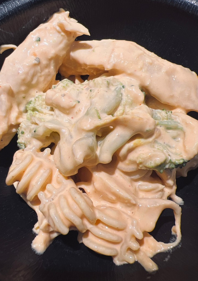 A picture of Buffalo Chicken Pasta Salad.