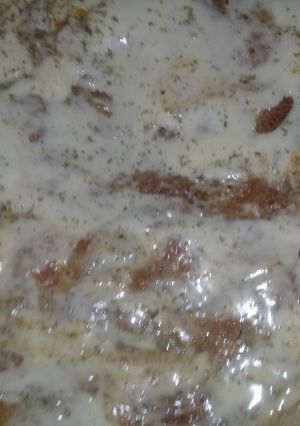 Una foto de Pizza batida con salsa casera a base de comino y azúcar