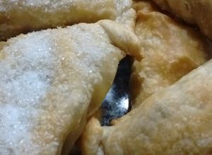 Una foto de Empanadas criollas con y sin azúcar arriba 