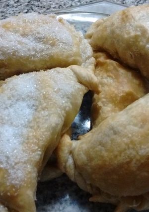 Una foto de Empanadas criollas con y sin azúcar arriba 