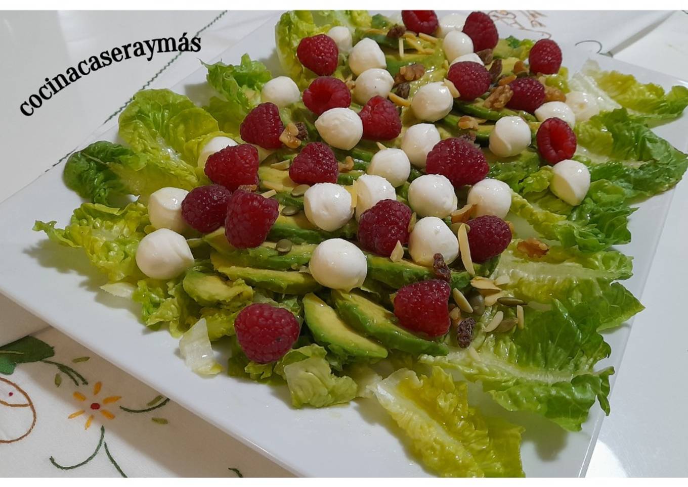 Ensalada de aguacate y frambuesa