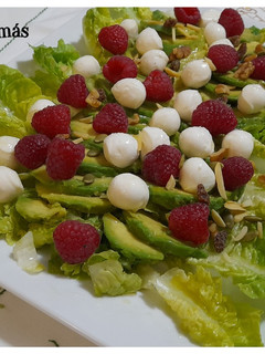 Una foto de Ensalada de aguacate y frambuesa