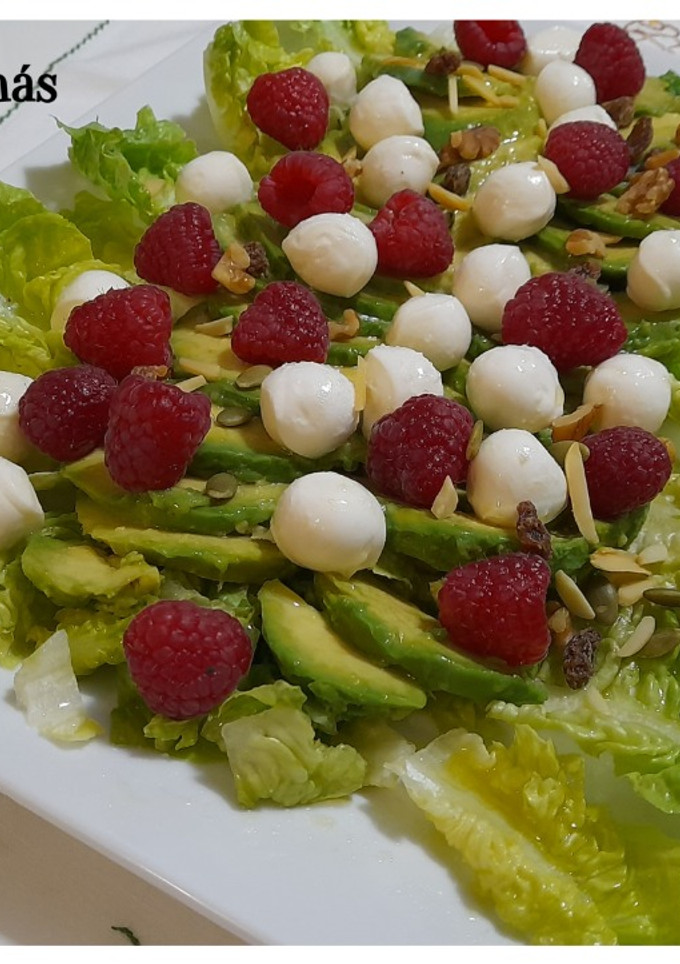 Una foto de Ensalada de aguacate y frambuesa