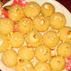 A picture of Besan Ladoo.