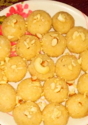 A picture of Besan Ladoo.