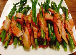 Hình của món Măng tây cuộn thịt xông khói.