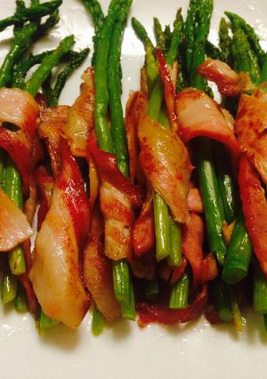 Hình của món Măng tây cuộn thịt xông khói.