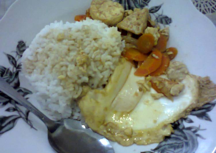 TTW dengan MSR (Tahu-Tofu-Wortel dengan Mata Sapi Rebus)