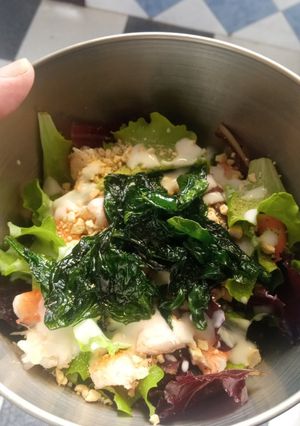 Una foto de Ensalada de espinacas fritas con anacardos, gambas y vinagreta