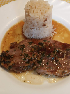Una foto de Chuletas de pavo al horno o en sartén con arroz blanco